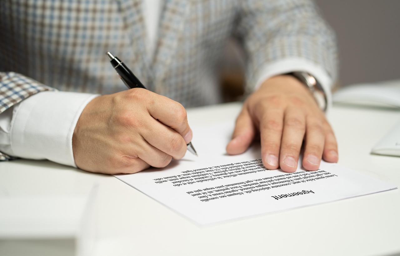 外国人雇用の契約書、あなたの企業を守るためのNG表現とは？| 外国人採用の行政書士なら行政書士MP法務事務所